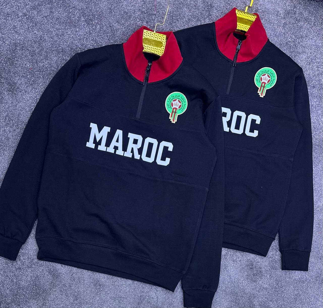 قمصان رياضية بألوان مميزة وشعار المنتخب المغربي: تصاميم تجمع بين الأناقة والدعم الرياضي